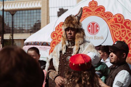 Téléchargez les photos : SHYMKENT, KAZAKHSTAN - 22 MARS 2023 : Homme kazakh en costumes traditionnels de guerrier kazakh à la célébration de Nauryz - en image libre de droit