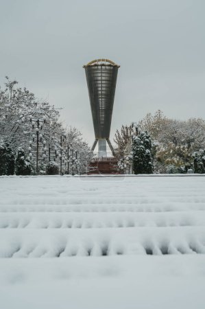 Téléchargez les photos : SHYMKENT, KAZAKHSTAN - 09 DÉCEMBRE 2023 : Monument Altyn Shanyrak dans le parc de l'Indépendance à la place Ordabasy dans la ville de Shymkent dans le sud du Kazakhstan en hiver avec de la neige - en image libre de droit