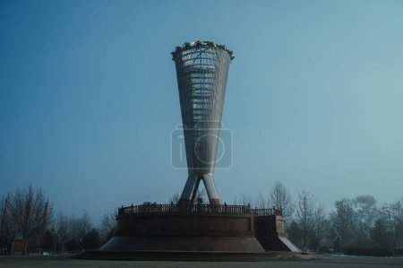 Téléchargez les photos : SHYMKENT, KAZAKHSTAN - 20 JANVIER 2024 : Monument Altyn Shanyrak dans le parc de l'Indépendance de la ville de Shymkent au Kazakhstan le matin en hiver - en image libre de droit