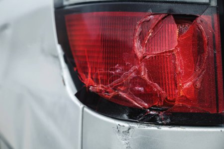 Téléchargez les photos : Vieille voiture après un accident avec un feu arrière cassé endommagé gros plan - en image libre de droit