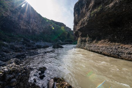 Cañón Aksu con un río en las montañas de Kazajstán
