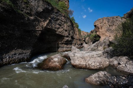 Aksu-Schlucht mit einem Fluss in den Bergen in Kasachstan