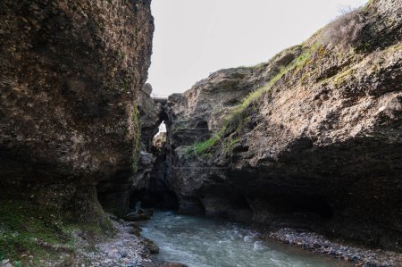 Aksu-Schlucht mit einem Fluss in den Bergen in Kasachstan
