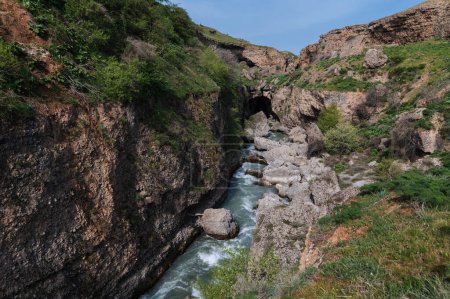 Blick auf die Schlucht des Aksu-Flusses in Kasachstan im Frühling