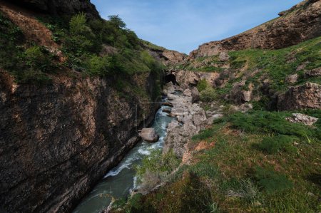 Vista panorámica del cañón del río Aksu en Kazajstán en primavera
