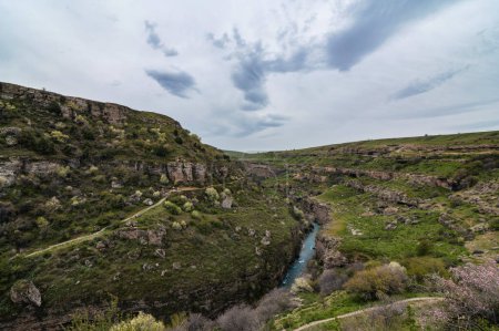 Vista panorámica del cañón de Aksu con agua azul en el río de manantial en Kazajstán