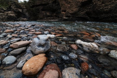 Steine in einem Gebirgsfluss in den Bergen in der Aksu-Schlucht in Kasachstan