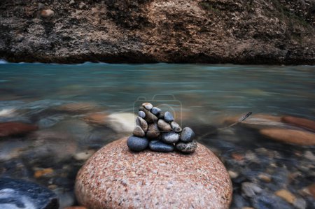 piedras en un río de montaña en las montañas en el cañón de Aksu en Kazajstán