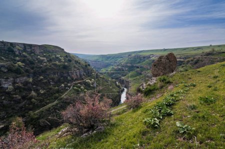 Vista panorámica del cañón de Aksu con un río en las rocas en primavera en Kazajstán