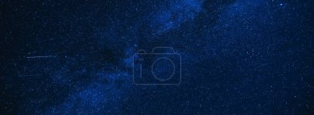 Foto de Estrellas fondo un cielo estrellado azul en la noche oscura - Imagen libre de derechos
