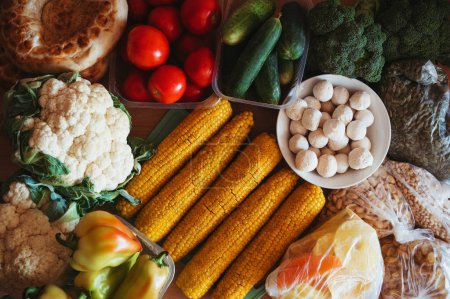 Téléchargez les photos : Légumes frais végétariens sont des aliments pour une alimentation saine et appropriée. Brocoli, chou-fleur, tomates, concombres et maïs - en image libre de droit