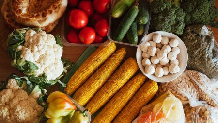 Téléchargez les photos : Légumes frais végétariens sont des aliments pour une alimentation saine et appropriée. Brocoli, chou-fleur, tomates, concombres et maïs - en image libre de droit
