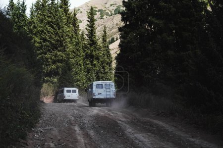 Téléchargez les photos : Vieux VUS rétro conduisant la forêt dans les montagnes du Kazakhstan en été lors d'un road trip - en image libre de droit