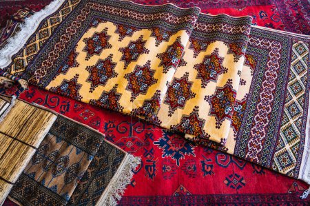 Téléchargez les photos : Tapis asiatiques traditionnels tapis orientaux au bazar en Ouzbékistan - en image libre de droit