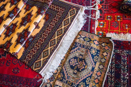 Téléchargez les photos : Tapis colorés arabes turcs traditionnels faits à la main au bazar en Turquie à Istanbul - en image libre de droit