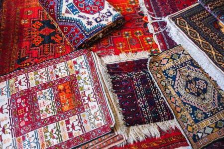 Téléchargez les photos : Tapis traditionnels orientaux turkmènes faits main au bazar au Turkménistan - en image libre de droit