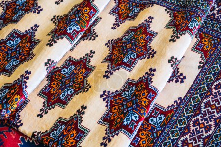Téléchargez les photos : Tapis arabe oriental moderne et coloré sur le marché de Tachkent en Ouzbékistan - en image libre de droit