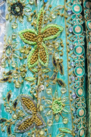 Téléchargez les photos : Broderie perlée sur décoré traditionnel oriental robe de mariée ouzbek gros plan - en image libre de droit