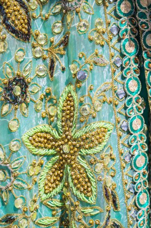 Téléchargez les photos : Broderie perlée sur décoré traditionnel oriental robe de mariée ouzbek gros plan - en image libre de droit