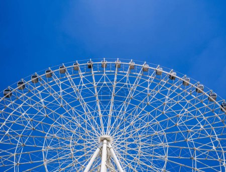blanc grande roue Ferris sur fond un ciel bleu clair dans le parc d'attractions Navryz à Tachkent en été avec espace de copie