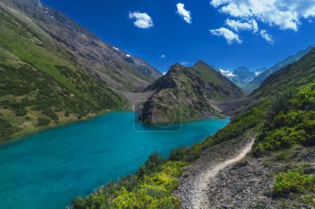 See mit blauklarem Wasser in den Bergen im Sommer. Koksai-Ainakol-See im Tien-Shan-Gebirge in Asien in Kasachstan