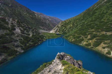 Panorama-Landschaft mit einem blauen See in den Bergen im Sommer. Koksai-Ainakol-See im Tien-Shan-Gebirge in Asien in Kasachstan