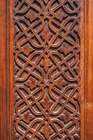 antiguo patrón floral oriental uzbek ornamento tallado en una puerta de madera marrón en Uzbekistán en Taskent