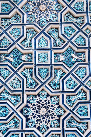 usbekisches Mosaik mit orientalischem islamischen Muster, verziert mit blau-weißem Blumenschmuck