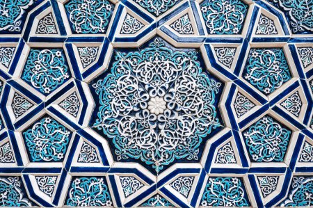Keramikfliese usbekisches Mosaik mit traditionellem arabisch-islamischen Muster, verziert mit Ornamenten