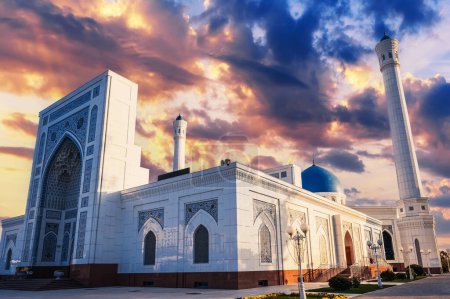 Fassade der modernen islamischen Masjid Minor Moschee aus weißem Marmor in Taschkent in Usbekistan vor dem Hintergrund des Sonnenuntergangs im Sommer