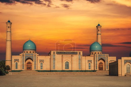 antigua mezquita religiosa musulmana Hazrati Imam parte del complejo arquitectónico Khast Imam en la plaza de Tashkent al atardecer en verano