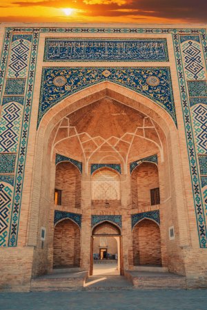 Eingangsportal verziert Keramikfliesen mit traditionellen usbekischen Ornamenten islamischen Musters der alten muslimischen Medresse von Barak Khan. Hazrati Imam Architekturkomplex in Taschkent, Usbekistan