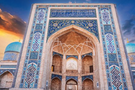Eingangsportal verzierte Keramikfliesen mit usbekischem Ornament islamisches Muster der alten muslimischen Barakhan-Medresse. Hazrati Imam Architekturkomplex in Taschkent, Usbekistan