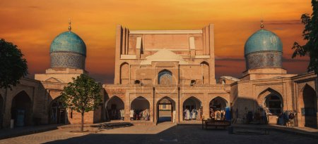 Téléchargez les photos : Ancienne madrasah musulmane islamique Barak Khan à Tachkent en Ouzbékistan. Complexe architectural Hazrati Imam en été au coucher du soleil - en image libre de droit
