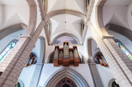 Téléchargez les photos : Intérieur d'une église catholique chrétienne avec des tuyaux d'orgue sur le mur. Cathédrale du Sacré-Cœur de Jésus à Tachkent en Ouzbékistan - en image libre de droit