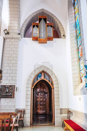 Téléchargez les photos : Intérieur d'une église catholique chrétienne avec orgue. Cathédrale du Sacré-Cœur de Jésus à Tachkent en Ouzbékistan - en image libre de droit