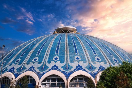 Téléchargez les photos : Dôme du traditionnel bazar oriental ouzbek Chorsu à Tachkent en Ouzbékistan à l'extérieur en été - en image libre de droit