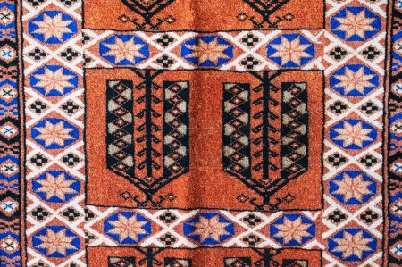 Muster des traditionellen arabischen usbekischen Teppichs auf dem orientalischen Basar in Taschkent in Usbekistan in Großaufnahme