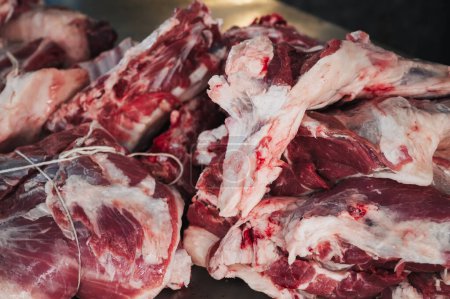 Viande d'agneau crue fraîche sur le comptoir pour la cuisine traditionnelle asiatique pilaf ouzbek dans le marché de boucherie à Tachkent en Ouzbékistan