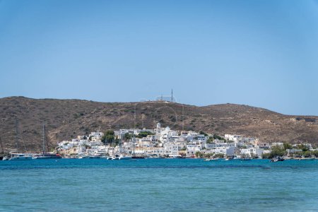 Foto de Vista panorámica de Adamantas Fenerbahce, Milos, desde la playa de Papikinou - Imagen libre de derechos