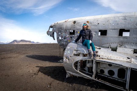 Foto de Mujer posando en restos de avión en Islandia - Imagen libre de derechos