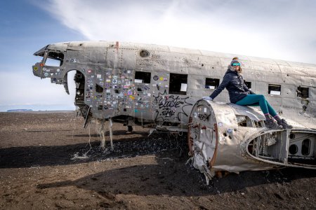 Foto de Mujer posando en restos de avión en Islandia - Imagen libre de derechos
