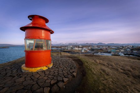 Stykkisholmur vom Sugandisey roten Leuchtturm bei Sonnenuntergang, Island