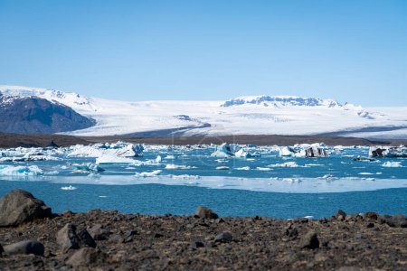 Schmelzendes Eis auf dem Jokulsarlon-Gletscher im Frühling, Island