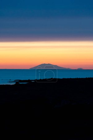 Unglaubliche vertikale Fernsicht des Vulkans Snaefellsjokull bei Sonnenuntergang in Island