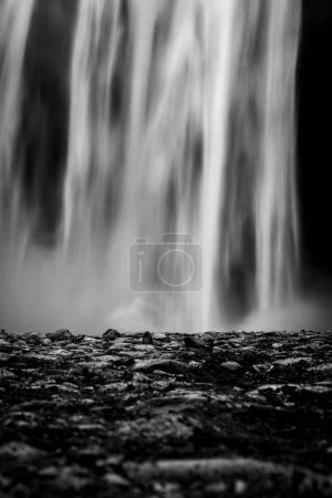 Téléchargez les photos : Plan vertical d'eaux soyeuses dans une cascade inconnue, Islande - en image libre de droit