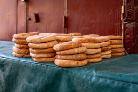 Traditionelles marokkanisches Brot auf dem lokalen Markt