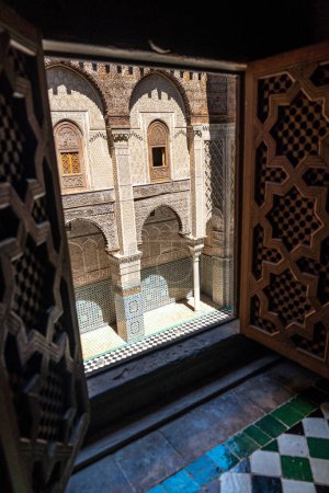 Al Attarine Madrassa Courtyard, Vista de la ventana del piso superior en Fez, Marruecos