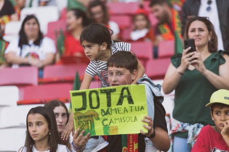 Téléchargez les photos : Fans pendant le match de qualification Euro 2024 de l'UEFA entre les équipes nationales du Portugal et de Bosnie-Herzégovine à Estadio Da Luz, Lisbonne, Portugal. (Maciej Rogowski) - en image libre de droit