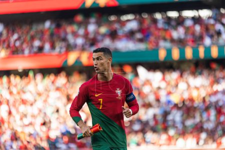 Foto de Cristiano Ronaldo durante la Eurocopa 2024 Juego de clasificación entre las selecciones nacionales de Portugal y Bosnia y Herzegovina en el Estadio Da Luz, Lisboa, Portugal. (Maciej Rogowski) - Imagen libre de derechos